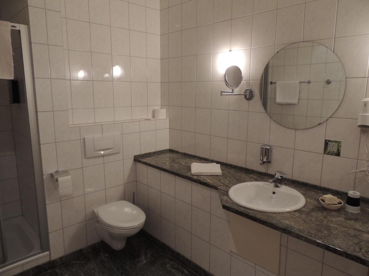 Hotel-Restaurant Zum Onkel Jonathan Raeren Exteriör bild