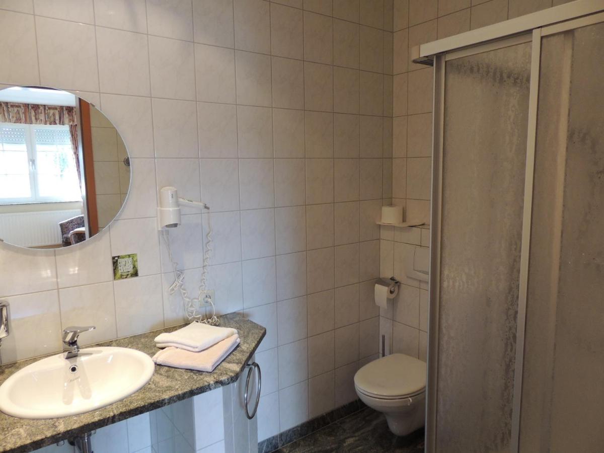 Hotel-Restaurant Zum Onkel Jonathan Raeren Exteriör bild