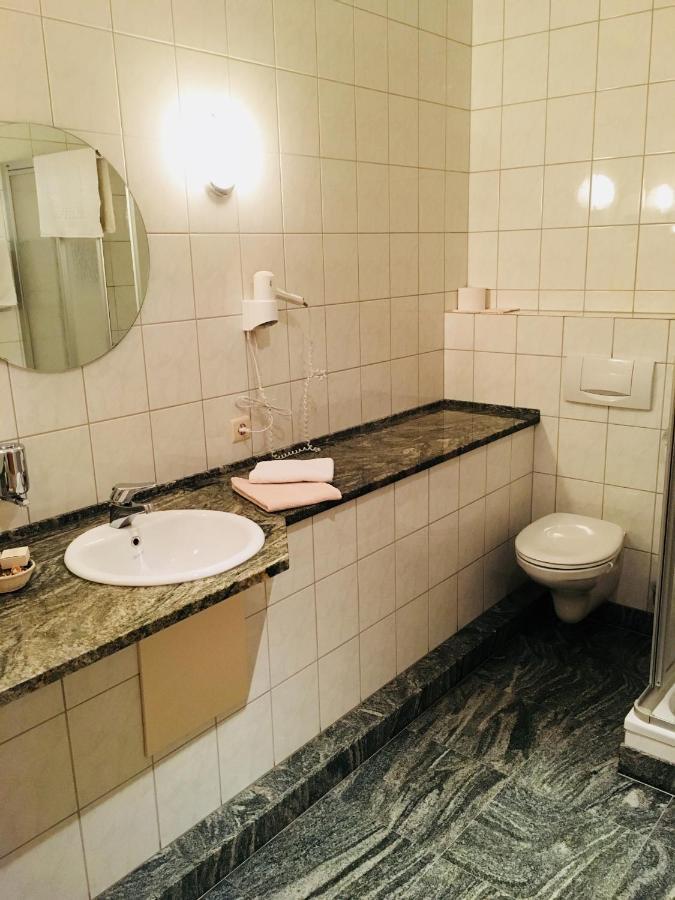 Hotel-Restaurant Zum Onkel Jonathan Raeren Exteriör bild